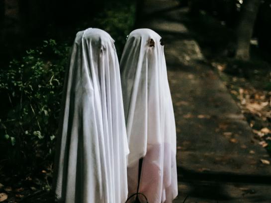 2 kinderen verkleed als spook op snoepjestocht