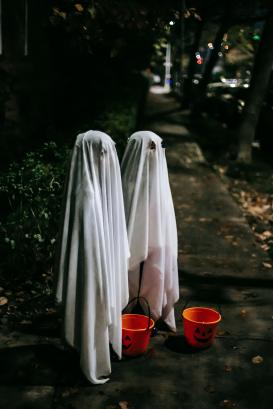 2 kinderen verkleed als spook op snoepjestocht
